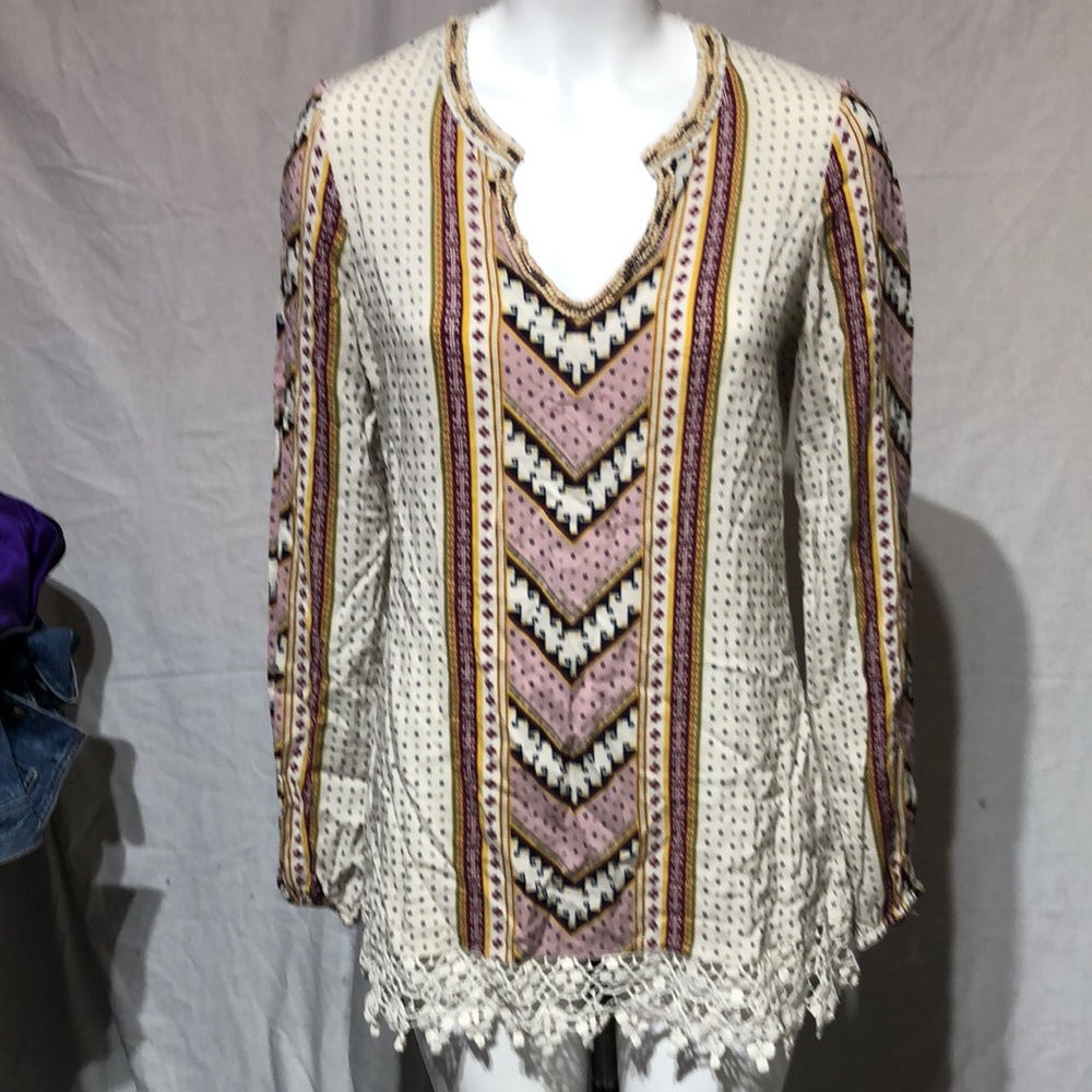 Buckle brand gimmicks crocheted lace bottom V-neck tunic